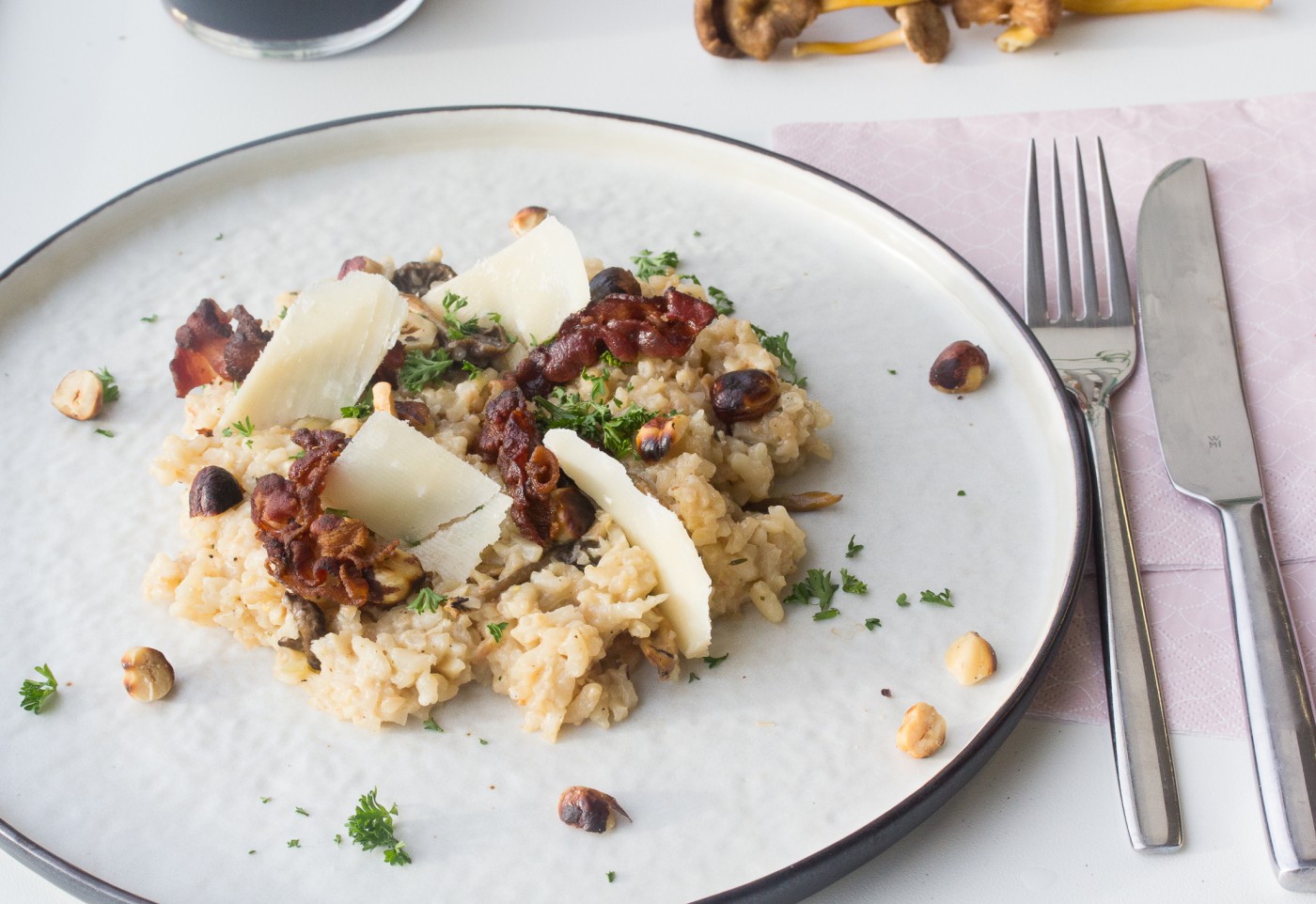 Risotto van gerookte knolselder, bospaddenstoelen, hazelnoot en krokant ...